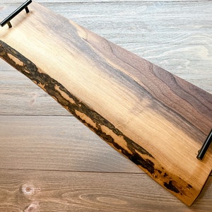 Plateau de service à charcuterie Live Edge | Planche personnalisée en noyer avec poignées | Planche à découper | Décoration de mariage champêtre | Fournitures événementielles