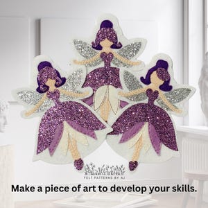 Pu&ograve; includere: Tre appliques di feltro di fata con glitter viola e argento con ali bianche e un design di fiori bianchi. Le fate indossano abiti viola e hanno i capelli viola.