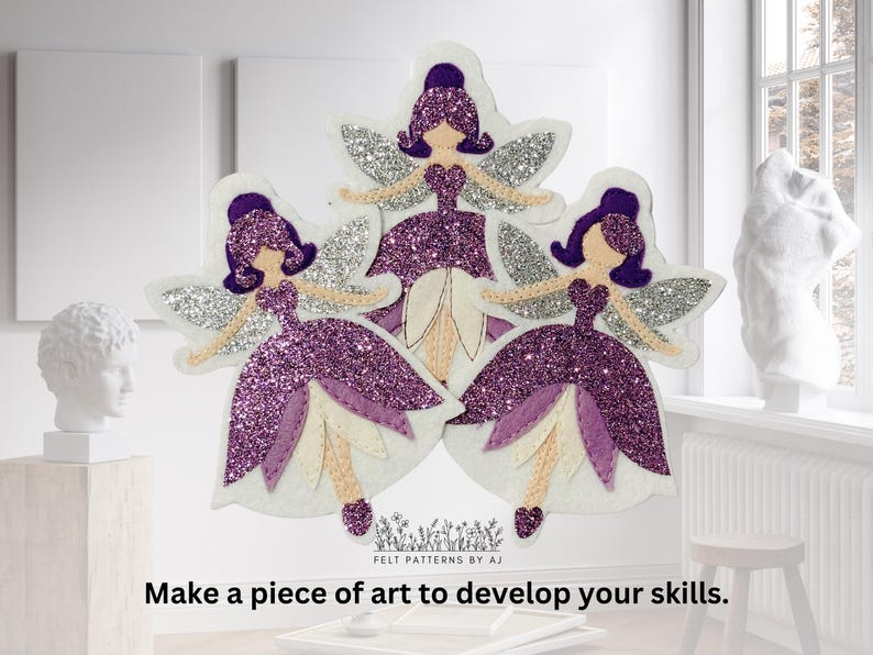 Pu&ograve; includere: Tre appliques di feltro di fata con glitter viola e argento con ali bianche e un design di fiori bianchi. Le fate indossano abiti viola e hanno i capelli viola.