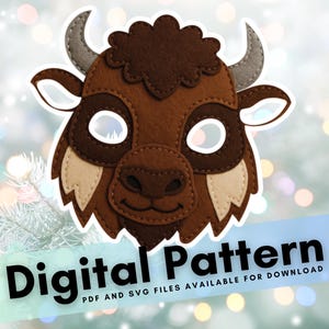 Può includere: Una maschera di bisonte in feltro nei toni del marrone, beige e grigio, con ampie aperture per gli occhi. La maschera presenta un design dettagliato con corna e una criniera strutturata. Il testo in basso recita "Digital Pattern".