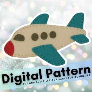 Puede incluir: Un avión de fieltro con cuerpo color crema, alas y cola turquesa, y morro rojo. El avión tiene tres ventanas circulares de color gris oscuro. Las palabras "Digital Pattern" se muestran en texto negro.