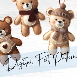 Puede incluir: Tres adornos de osito de peluche de fieltro marrón con detalles blancos. Cada oso lleva una bufanda a rayas marrones y blancas. Un oso lleva un sombrero de fieltro marrón. Los osos cuelgan de una cuerda blanca. El texto "Digital Felt Pattern" está sobre un fondo azul.