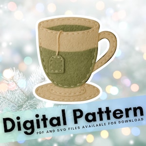 Könnte beinhalten: Ein Filz-Tassen-Design mit einem Teebeutel, in Beige- und Grüntönen, mit einer genähten Kontur. Die Worte "Digital Pattern" werden in fetter schwarzer Schrift auf einem blauen Banner angezeigt. Der Hintergrund hat einen Bokeh-Effekt.