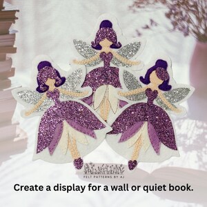 Pu&ograve; includere: Tre figure di fate in feltro viola con ali di glitter argentate e accenti di fiori bianchi. Le fate sono disposte a forma di triangolo su uno sfondo bianco. Il testo "FELT PATTERNS BY AJ" &egrave; visibile nella parte inferiore dell'immagine.