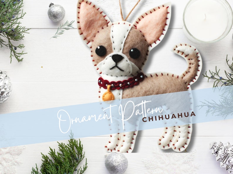 Może przedstawiać: Wz&oacute;r ozdoby filcowej dla psa rasy chihuahua. Wz&oacute;r jest dla brązowego i białego chihuahua z czerwonymi szwami. Wz&oacute;r znajduje się na białym drewnianym tle z niebieskim banerem, na kt&oacute;rym widnieje napis "Wz&oacute;r ozdoby chihuahua".