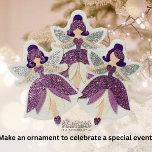 Pu&ograve; includere: Tre ornamenti di fata in feltro viola con ali di glitter argentate e accenti di fiori bianchi. Le fate indossano abiti viola con accenti bianchi.  Crea un ornamento per celebrare un evento speciale.