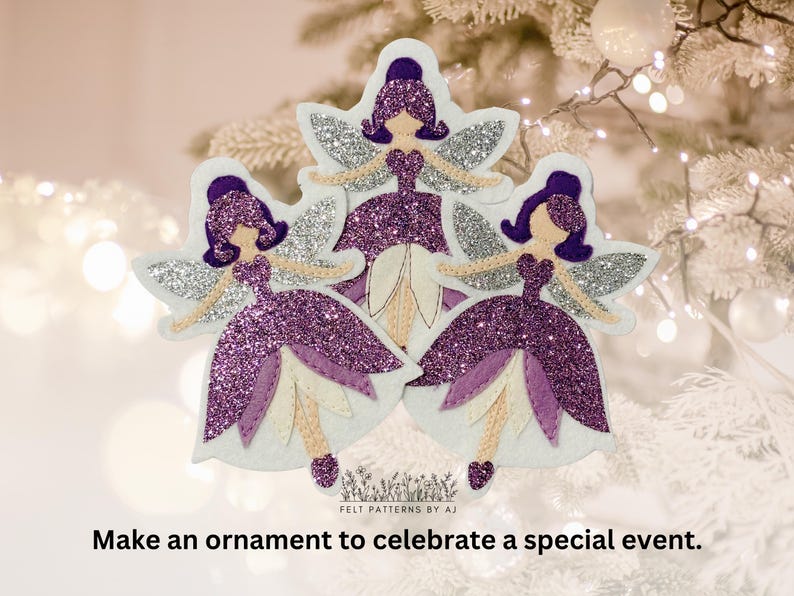 Pu&ograve; includere: Tre ornamenti di fata in feltro viola con ali di glitter argentate e accenti di fiori bianchi. Le fate indossano abiti viola con accenti bianchi.  Crea un ornamento per celebrare un evento speciale.