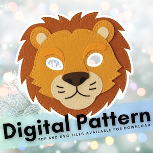 Puede incluir: Una máscara de león de fieltro con una cara marrón, una melena marrón y aberturas para los ojos blancas. La máscara tiene un diseño cosido y está sobre un fondo borroso. El texto en la parte inferior dice "Digital Pattern".