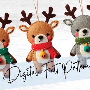 Può includere: Tre ornamenti di renna in feltro con corpi di diversi colori, marrone, beige e grigio. Ogni renna ha una sciarpa verde, una sciarpa rossa e un campanello. Le renne sono appese a una corda e il testo "Digital Felt Pattern" è nella parte inferiore dell'immagine.