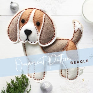 Może przedstawiać: Wz&oacute;r ozdoby filcowej dla psa rasy Beagle. Wz&oacute;r znajduje się na białym tle z niebieskim banerem z napisem "Ornament Pattern Beagle".