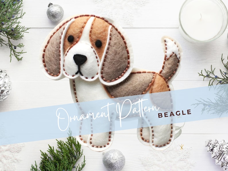 Może przedstawiać: Wz&oacute;r ozdoby filcowej dla psa rasy Beagle. Wz&oacute;r znajduje się na białym tle z niebieskim banerem z napisem "Ornament Pattern Beagle".