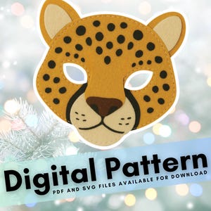Puede incluir: Una máscara de guepardo de fieltro con base beige, manchas negras y nariz marrón. La máscara tiene agujeros para los ojos y detalles de orejas. El texto en la parte inferior dice "Digital Pattern" con "PDF y archivos SVG disponibles para descargar."