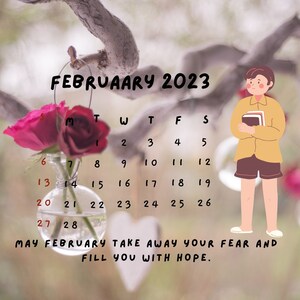 Può includere: Un calendario di febbraio 2023 con la citazione "Che febbraio ti tolga la paura e ti riempia di speranza." Il calendario è appeso a un ramo d'albero con rose rosa in un vaso di vetro.