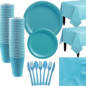 Könnte beinhalten: Ein Set mit hellblauen Einweg-Partyartikeln, darunter Teller, Becher, Servietten, Gabeln, Löffel und Messer. Das Set enthält außerdem zwei hellblaue Tischdecken.