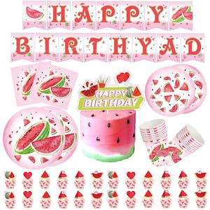 Op de afbeelding: Watermeloen-verjaardagsfeest-voorraadset in roze en groen. Bevat een banner, borden, servetten, bekers, cupcake-toppers en een taarttopper met de tekst "Happy Birthday".