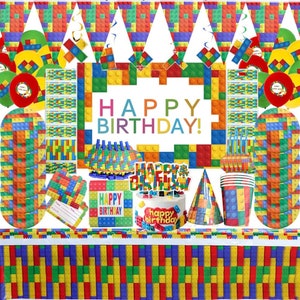 Puede incluir: Un conjunto de fiesta de cumpleaños colorido con temática de bloques de construcción. El conjunto incluye platos, vasos, servilletas, una pancarta, un mantel y un adorno para pastel. Los colores son rojo, amarillo, azul, verde y blanco. El texto en la pancarta dice "¡Feliz cumpleaños!"