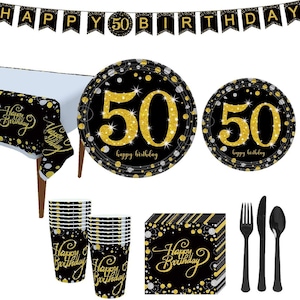 Può includere: Articoli per feste di compleanno 50 anni in nero e oro. Il set include uno striscione, piatti, bicchieri, tovaglioli e posate. Lo striscione dice "Happy 50 Birthday". I piatti e i bicchieri hanno uno sfondo nero con glitter dorati e il numero 50. I tovaglioli hanno uno sfondo nero con glitter dorati e le parole "Happy Birthday". Le posate sono nere.