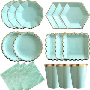 Puede incluir: Conjunto de platos y vasos de papel verde menta con ribete dorado. El conjunto incluye tres tamaños de platos: pequeño, mediano y grande. También hay tres vasos.