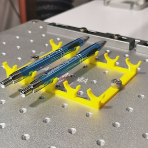 Faserlaser-Gravur-Ausrüstungszubehör: PLA + Stift- und Bleistift-Vorrichtung Sehr langlebiges 3D-gedrucktes Werkzeug zum Gravieren auf einer Reihe von Materialien