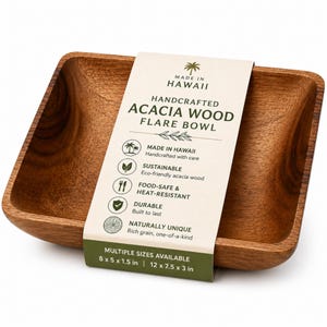 Può includere: Una ciotola svasata in legno di acacia fatta a mano con finitura naturale venata. La ciotola è rettangolare con angoli arrotondati e un design svasato. Un'etichetta indica che è fatta alle Hawaii ed elenca caratteristiche come la sicurezza alimentare e la resistenza al calore. Sono disponibili più misure: 20 x 13 x 4 cm e 30 x 19 x 8 cm.