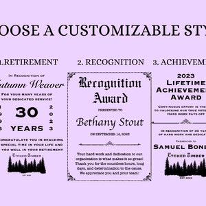 Pu&ograve; includere: Tre modelli di certificati di premio personalizzabili con testo nero su sfondo lilla chiaro. Il primo modello &egrave; per il pensionamento e dice "In riconoscimento di Autumn Weaver per i suoi tanti anni di servizio dedicato! 1993 30 anni 2023. Congratulazioni per aver raggiunto questo momento speciale della tua vita e ti auguriamo una felice pensione! Etched Timber Est 2022". Il secondo modello &egrave; per il riconoscimento e dice "Premio di Riconoscimento Consegnato a Bethany Stout il 14 settembre 2023. Il tuo duro lavoro e la tua dedizione alla nostra organizzazione sono ci&ograve; che la rende cos&igrave; grandiosa! Grazie per le innumerevoli ore, i lunghi giorni e la determinazione che hai dedicato alla causa. Apprezziamo te e il tuo team! Etched Timber Est 2022". Il terzo modello &egrave; per il conseguimento e dice "2023 Premio per il Raggiungimento di una Vita Lo sforzo continuo &egrave; la chiave per sbloccare il nostro vero potenziale. Il duro lavoro vale la pena. In riconoscimento di 30 anni di duro lavoro e dedizione. Consegnato a Samuel Boneck Etched Timber Est 2022".