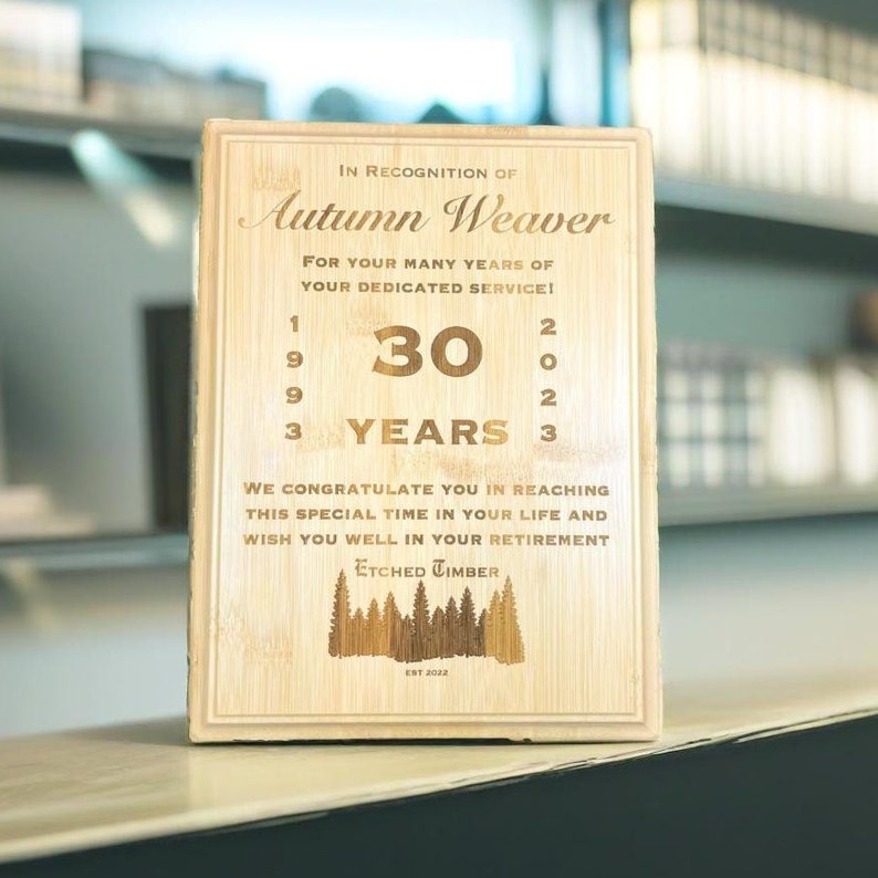 Pu&ograve; includere: Una targa in legno con un'iscrizione dorata in riconoscimento di Autumn Weaver per 30 anni di servizio dedicato. La targa presenta gli anni dal 1993 al 2023 e il testo "Ci congratuliamo con lei per aver raggiunto questo momento speciale nella sua vita e le auguriamo buona pensione." La targa &egrave; di Etched Timber, fondata nel 2022.