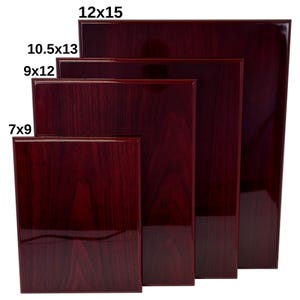Puede incluir: Cinco placas de madera de caoba de diferentes tamaños, que van desde 18x23 cm hasta 30x38 cm. Las placas tienen un acabado brillante y son perfectas para premios, reconocimiento o para mostrar fotos.