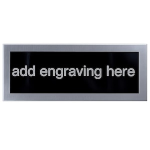 Könnte beinhalten: Ein rechteckiges Metallschild mit schwarzem Mittelteil und silbernem Rahmen. Die Worte "add engraving here" sind in Weiß auf dem schwarzen Hintergrund zentriert. Das Schild ist für individuelle Gravuren bestimmt.