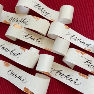 Marque-places en papier parchemin avec calligraphie à la main | Faire-part pour mariage romantique, de conte de fées, classique