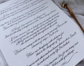 Puede incluir: Una nota escrita a mano en papel blanco con tinta negra. La nota es un poema sobre la muerte y el amor. Dice: "Me muero mañana, no le digas a mi familia que los amo. Diles que lo siento por no haberlo dicho lo suficiente. Si me muero mañana, no me extrañes, mis amigos. Porque el único final en la amistad es cómo lo deletreas. Mis amores, si me muero mañana, no me recuerdes como era o como podría haber sido. Pero conóceme como soy. Sepa que mi presencia siempre estará en el presente. Y si me muero mañana, está bien llorar. Pero también está bien reír y sonreír. Me encanta hacer las tres cosas. Si me muero mañana, no me busques entre las lápidas o en los cementerios. Porque mi entierro estará entre los vivos. Búscame entre las estrellas porque así es como los cielos miran a la tierra. Encuéntrame saliendo con el sol cada mañana. Incluso en los días más nublados. Me levantaré. Escucha mi risa con los niños porque ese es el lenguaje de Dios. Siénteme en el abrazo de los demás porque ahí es donde habito, en cada vida que he tocado. Así que si me muero mañana, ámame hoy, y viviré contigo siempre."