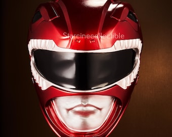 Peut inclure: Un casque de Power Ranger rouge brillant avec une visière noire et des détails blancs en forme de dents. Le casque présente un design de bouche argentée et est monté sur un support transparent, un objet de collection.