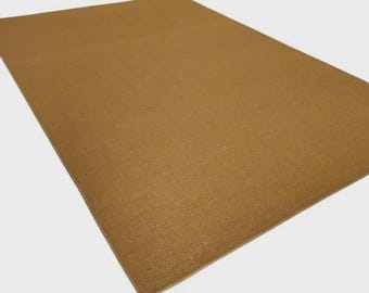 Alfombra de lana tejida a mano, color marrón camel, minimalista y moderna.