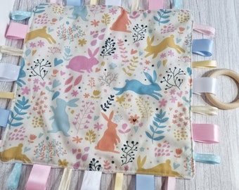 PASTEL RABBIT TAGGY blanket