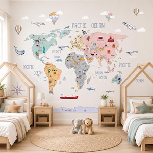 Peut inclure: Un autocollant mural représentant une carte du monde colorée avec des illustrations d'animaux, de monuments, de drapeaux, d'avions et de montgolfières. La carte inclut des noms d'océans et de continents, un cargo rouge et des nuages.