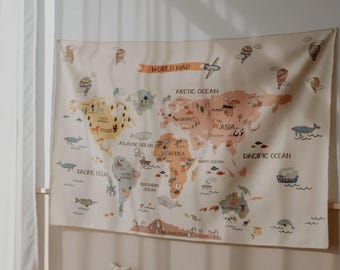 Pode incluir: Uma tapeçaria de parede retangular apresentando um mapa-múndi com um fundo cor de creme. Os continentes são ilustrados em tons terrosos suaves e rotulados com os nomes dos oceanos. O mapa inclui pequenos desenhos de animais, navios e balões.