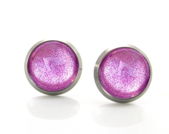 Amour mauve | Clous d'oreilles hypoallergéniques en titane | Boucles d'oreilles sans nickel peintes à la main | Paillettes violet rouge et rose foncé métallisé, scintillantes