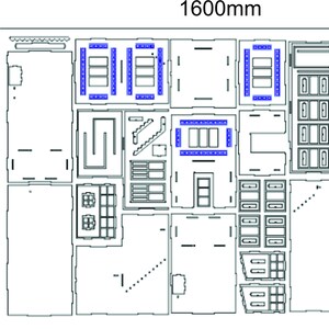 Pu&ograve; includere: Un disegno in bianco e nero di una planimetria con dimensioni indicate in millimetri. Il piano mostra un grande spazio rettangolare diviso in stanze e aree pi&ugrave; piccole. Il piano include una variet&agrave; di mobili e accessori, tra cui scrivanie, sedie, tavoli e scaffali.