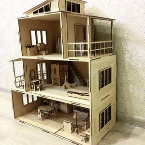 Pu&ograve; includere: Una casa delle bambole in legno a tre piani, con una cucina, una camera da letto e un soggiorno. La casa delle bambole &egrave; realizzata in legno grezzo e ha un design semplice.