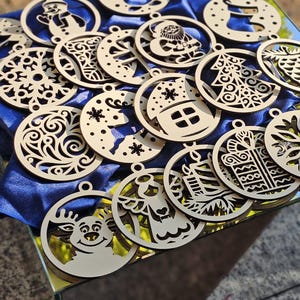 Palle di Natale Albero regalo Decorazioni arte intaglio del legno stencil modelli tagliati al laser 20 pezzi file svg cdr dxf ai pdf download immediato