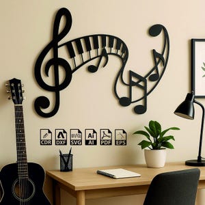 Puede incluir: Arte mural de metal negro con una clave de sol, teclas de piano y notas musicales. La obra de arte está montada en una pared de color claro sobre un escritorio con una guitarra, una lámpara de escritorio y una planta en maceta. Incluye iconos de tipo de archivo.