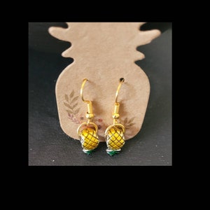 Dainty upside-down pineapple swinger earrings set