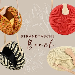 Könnte beinhalten: Vier runde Strohsandtaschen mit Ledergriffen. Die Taschen sind in verschiedenen Farben und Mustern, darunter Orange, Rot, Schwarz und Natur.