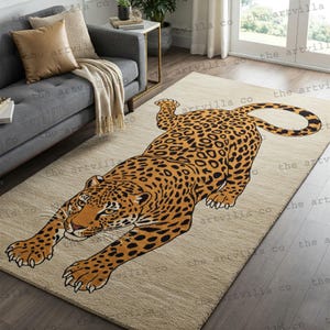 Puede incluir: Una alfombra rectangular beige con una gran ilustración de un leopardo en tonos marrón y negro. El leopardo está estirado, con las patas extendidas y la cola curvada. La alfombra está colocada sobre un suelo de madera.