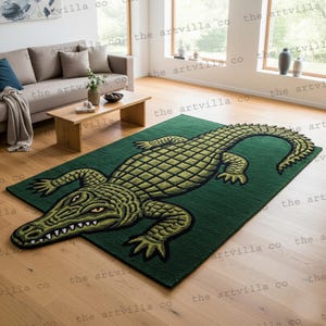 Puede incluir: Una alfombra rectangular verde con un gran diseño de cocodrilo en tonos verdes y amarillos. El cocodrilo tiene un patrón detallado y texturizado. La alfombra está colocada sobre un suelo de madera en un salón.