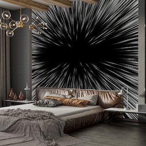 Könnte beinhalten: Ein Schlafzimmer mit einem schwarz-weißen abstrakten Wandbild mit einem Sternenausbruchmuster. Das Bett ist mit einer grau-weißen Decke bedeckt und hat ein braunes Kopfteil. Von der Decke hängt ein goldener Kronleuchter.