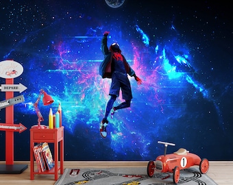 Könnte beinhalten: Eine lebendige Raumszene mit einem Superhelden, der vor einem kosmischen Hintergrund springt. Ein roter Beistelltisch mit einer Lampe und Bleistiften steht neben einem Rennwagen-Teppich und einem roten Spielzeugauto. Ein Schild liest "Abfahrt".