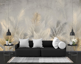 Könnte beinhalten: Ein schwarzes Sofa mit weißen Kissen steht vor einer Wand mit einer grauen und goldenen Tapete mit Palmblatt-Muster.