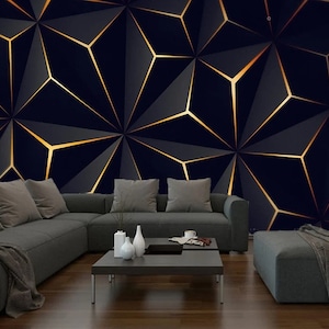 Può includere: Un soggiorno con un divano angolare, un tavolino da caffè e un pouf. La parete dietro il divano è rivestita con una carta da parati geometrica con triangoli neri e dorati.