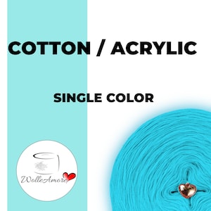 Op de afbeelding: Een bol helder turquoise blauwe katoen-acryl garen. Het garen is opgerold in een bolvorm en klaar om te gebruiken voor breien of haken.