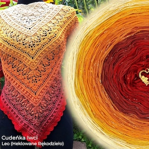 Op de afbeelding: Een handgemaakte, gehaakte sjaal in een kleurengradatie, variërend van crème tot geel, oranje en rood. De sjaal heeft een ingewikkeld openwerkontwerp en wordt op een mannequin getoond. Een bol garen in bijpassende kleuren is ook zichtbaar.